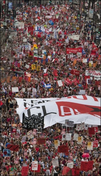 Le 22 mars 2012, plus de 200 000 étudiants en grève manifestent dans les rues de Montréal. Quelle est leur revendication ?