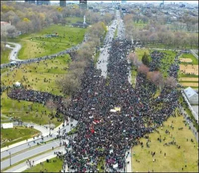 Le 22 avril 2012, une manif dans les rues de Montral runit autant de monde peut-tre plus que le mois prcdent. Son thme ?
