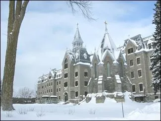 Quelle institution est la premire emporte par ce mouvement ?