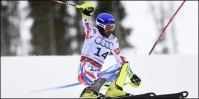 Comment s'appelle le skieur chargé de vérifier l'état de la piste avant de l'ouvrir ?