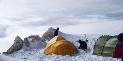 Comment appelle-t-on un campement en haute altitude ?