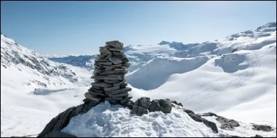 Qu'utilise-t-on pour repérer le sommet d'une montagne ?