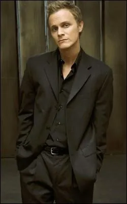 Dans quelle s�rie incarne-t-il le machiav�lique Julian Sark qui donne du fil � retrodre � Sydney Bristow ?