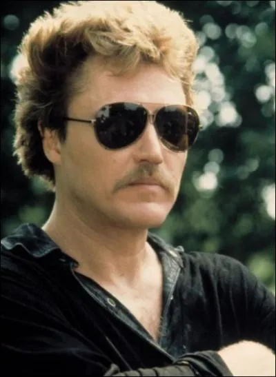 Dans quel film est-il le pre de Sean Penn, un monstre cruel et immoral, qui est  la tte d'une bande de voleurs expriments, et qui entrane son fils dans ses sales affaires ?