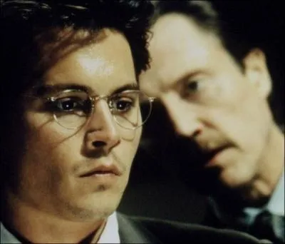 Dans quel film manipule-t-il Johnny Depp, un modeste comptable, afin que celui-ci assassine une femme politique influente ?