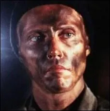 Dans quel film incarne-t-il un mercenaire engag pour fomenter un coup d'Etat dans une rpublique fictive d'Afrique ?