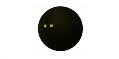 Quelle est la caractéristique d'une balle de squash ?