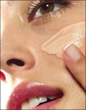 Quel facteur favorise une couvrance maximale avec un fond de teint ?