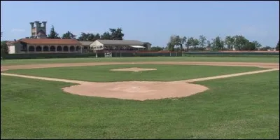 Au baseball, comment appelle-t-on le terrain carré qui porte le nom d'une pierre précieuse ?