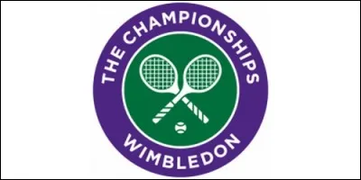 Sur quel type de terrain joue-t-on le tournoi de tennis de Wimbledon ?