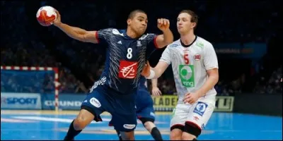 Au handball, combien de pas peut-on courir balle en main ?