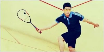 Au squash, les joueurs s'échangent la balle au-dessus d'un filet.