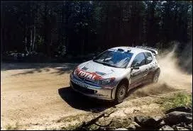 En 2002, qui est champion du monde avec la Peugeot 206 WRC ?