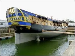 À Rochefort, on peut visiter le chantier de reconstitution de la frégate Hermione, le navire de...