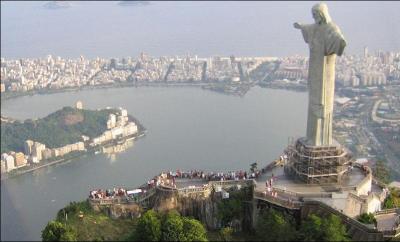 Le Christ Rédempteur (Rio de Janeiro) est situé sur le rocher...