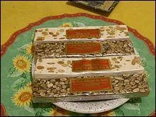 De quelle ville ce nougat fait  base de blancs d'oeufs battus en neige, miel de lavande et amandes est-il la spcialit ?