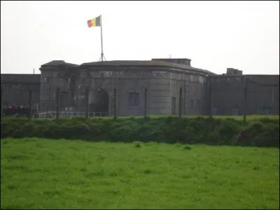 C'est un fort militaire belge qui a servi de camp de concentration durant la Seconde Guerre mondiale.