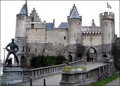 Il s'agit du plus ancien btiment d'Anvers, a t construit vers 12001225. Dans l'poque de Charles Quint, le chteau fut entirement transform.