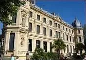 L'Ecole royale andalouse de Jerez de la Frontera, cre en 1975 par Alvaro Domecq Romero, est une parfaite vitrine de l'levage espagnol. Quelle race y est reprsente ?