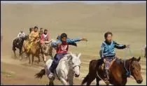 Quel ge les garons et filles mongols qui veulent participer  la course de 40 kilomtres appele Naadam et tenue chaque anne  Oulan-Bator doivent-ils avoir ?