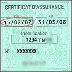 On doit signer la petite vignette verte de l'assurance pose sur le pare-brise sous peine d'une amende de 135 euro.