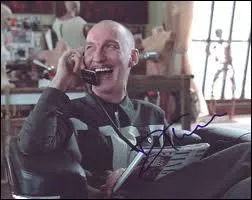 Enfin, Il joue un snob dans...