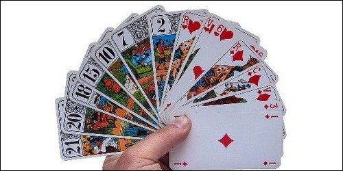 Au tarot, quelle carte du jeu est capable de remplacer les autres cartes ?