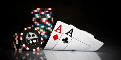 Au poker, le carré est une combinaison plus forte que le brelan.
