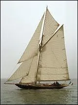 Quel navigateur franais remporte la transat anglaise en solitaire en juin,  bord de Pen Duick II ?