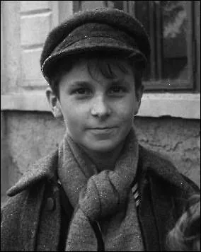 Dans quel film, tire d'une lgende russe, a-t-il dbut sa carrire, avec Amy Irving et Olivia de Havilland dans les rles principaux ?