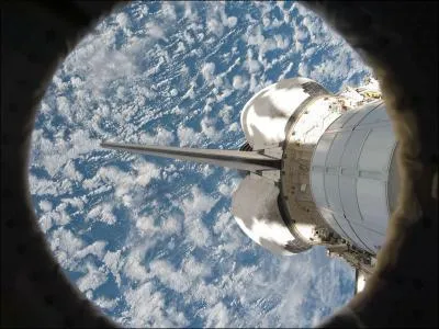 Astro. En novembre 1998, on commence  assembler une norme Meccano international. Quel est-il ?