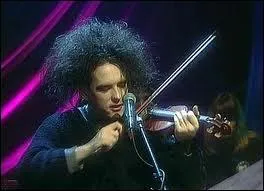 Qui est le chanteur du groupe de rock britannique 'The Cure' form en 1976 ?