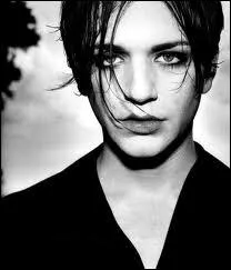 Qui est le chanteur du groupe de rock alternatif 'Placebo' form en 1994 ?