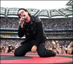 Qui est le chanteur du groupe de rock irlandais 'U2' form en 1976 ?