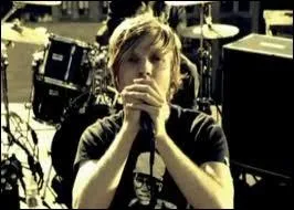 Qui est le chanteur du groupe de pop rock franais 'Kyo' form en 1994 ?