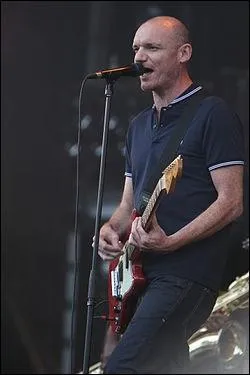 Qui est le chanteur du groupe de rock franais 'Louise Attaque' form en 1994 ?