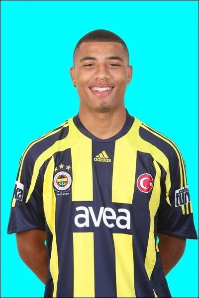 Comment s'appelle ce joueur attaquant ?