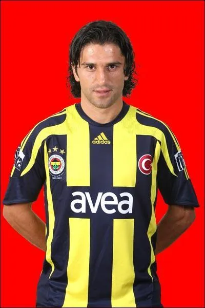 Comment s'appelle ce joueur milieu ?