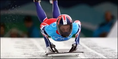 Comment s'appelle ce sport où l'on est couché sur le ventre, sur une planche ressemblant à une luge ?