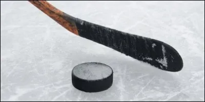 Qu'est-ce qui remplace la balle au hockey sur glace ?