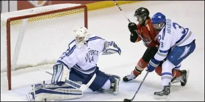 Au hockey sur glace, on peut tourner autour de la cage du gardien de but.