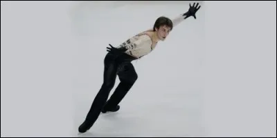 Que fait un patineur qui glisse sur ses deux pieds, les orteils tournés vers l'extérieur et les talons se font face ?