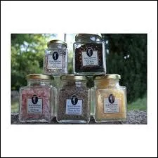 Quelle est cette substance aromatique noire d'Hawa rcolte sur l'le de Moloka qui doit sa couleur au charbon entrant dans sa composition ?