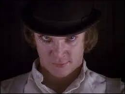 Quel film annonce la couleur en commençant avec un écran rouge suivi par un plan fixe sur le regard de psychopathe d'Alex ?