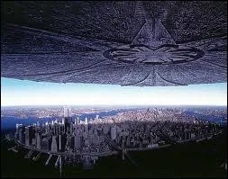 Au début du film, le héros s'éveille et entame sa journée comme si de rien n'était alors que tout le quartier fait ses valises pour fuir les extra-terrestres. Quel est ce film ?