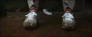 Quelle introduction de film nous fait suivre le trajet d'une plume qui descend sur la ville et s'arrte aux pieds du hros principal assis sur un banc ?