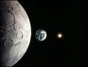 Quel film commence par une vue de l'espace de l'alignement de la Lune, de la Terre et du Soleil sur la musique de Richard Strauss ?