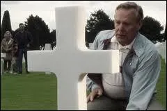 Quel film commence par un plan fixe sur le drapeau amricain au vent, suivi par le drapeau franais et la visite d'un vieil homme dans un cimetire ?