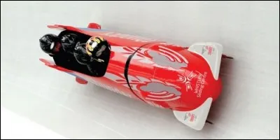 Il y a un moteur sur un bobsleigh.
