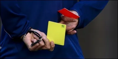 Au football, quelle est la couleur du carton brandi par l'arbitre en cas de faute grave ?